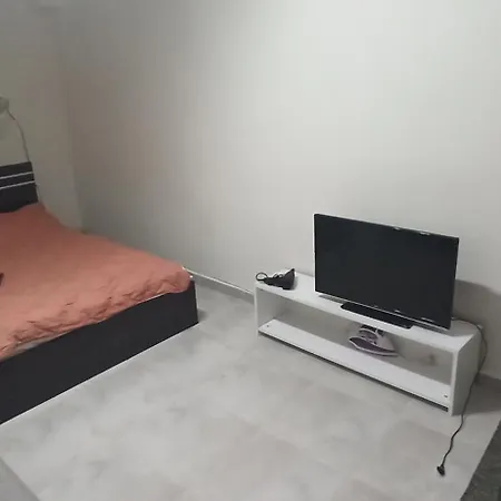 Sleeps 2 Free Street Parking