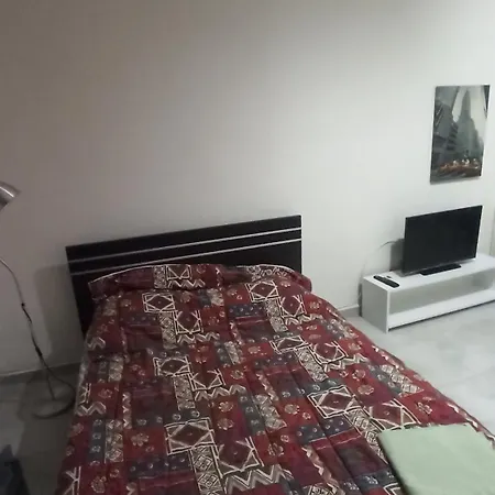 Sleeps 2 Free Street Parking