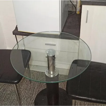 Sleeps 2 Free Street Parking דירה